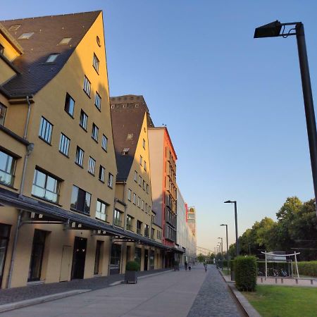 Großzügiges Zimmer mit Badezimmer in Rheinwohnung Colonia Exterior foto