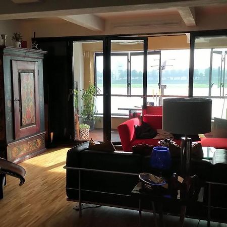 Großzügiges Zimmer mit Badezimmer in Rheinwohnung Colonia Exterior foto