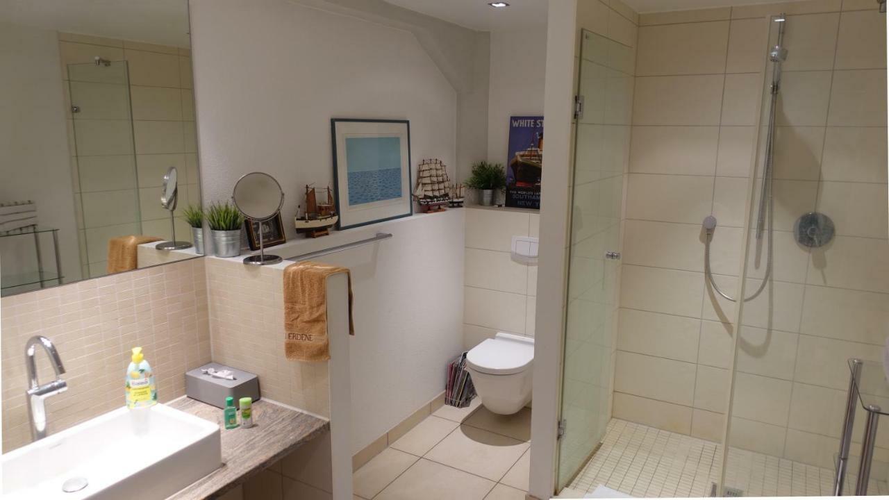 Großzügiges Zimmer mit Badezimmer in Rheinwohnung Colonia Exterior foto
