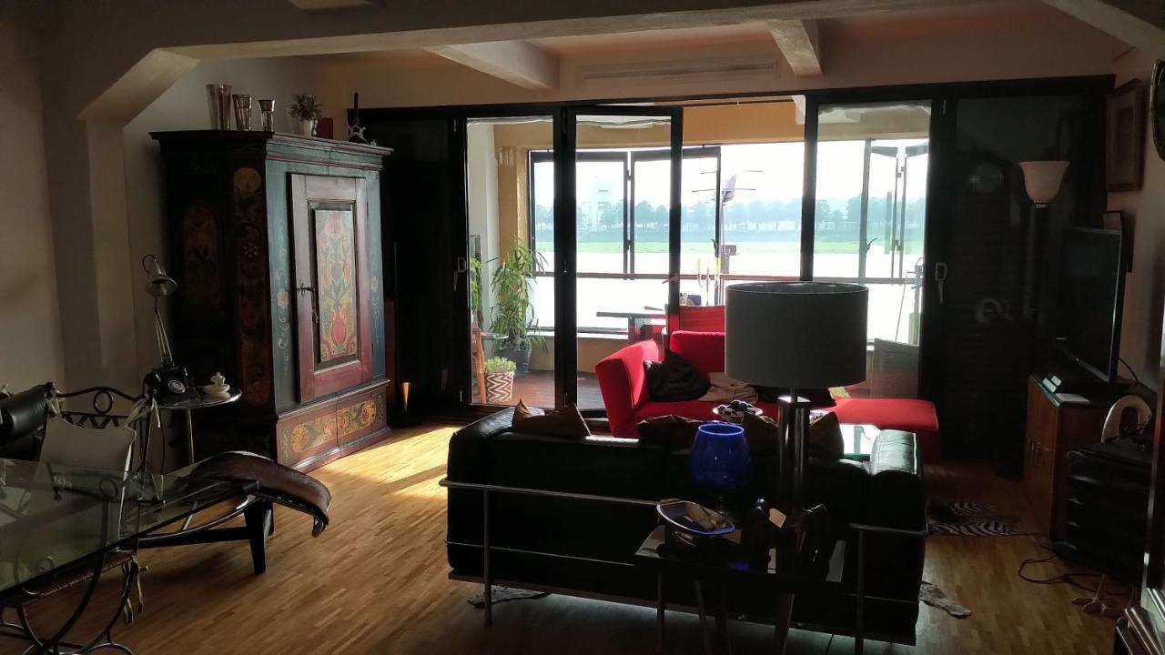 Großzügiges Zimmer mit Badezimmer in Rheinwohnung Colonia Exterior foto