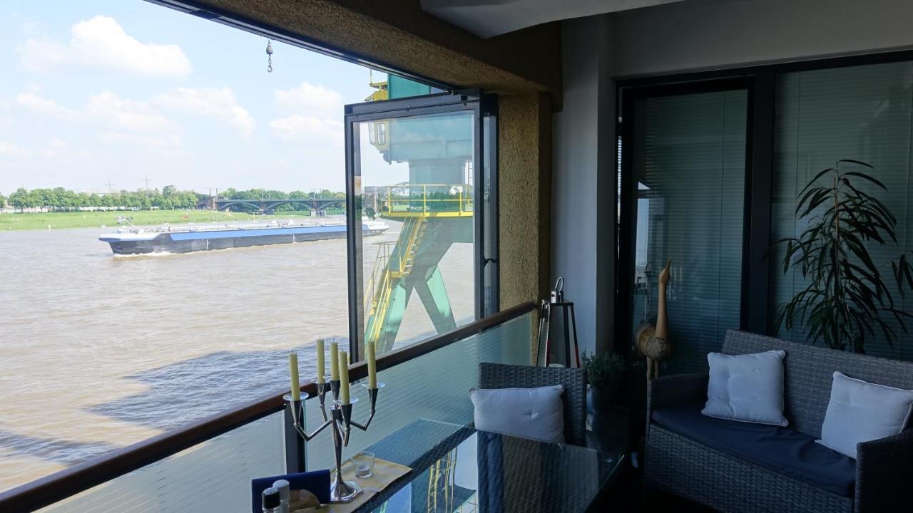 Großzügiges Zimmer mit Badezimmer in Rheinwohnung Colonia Exterior foto