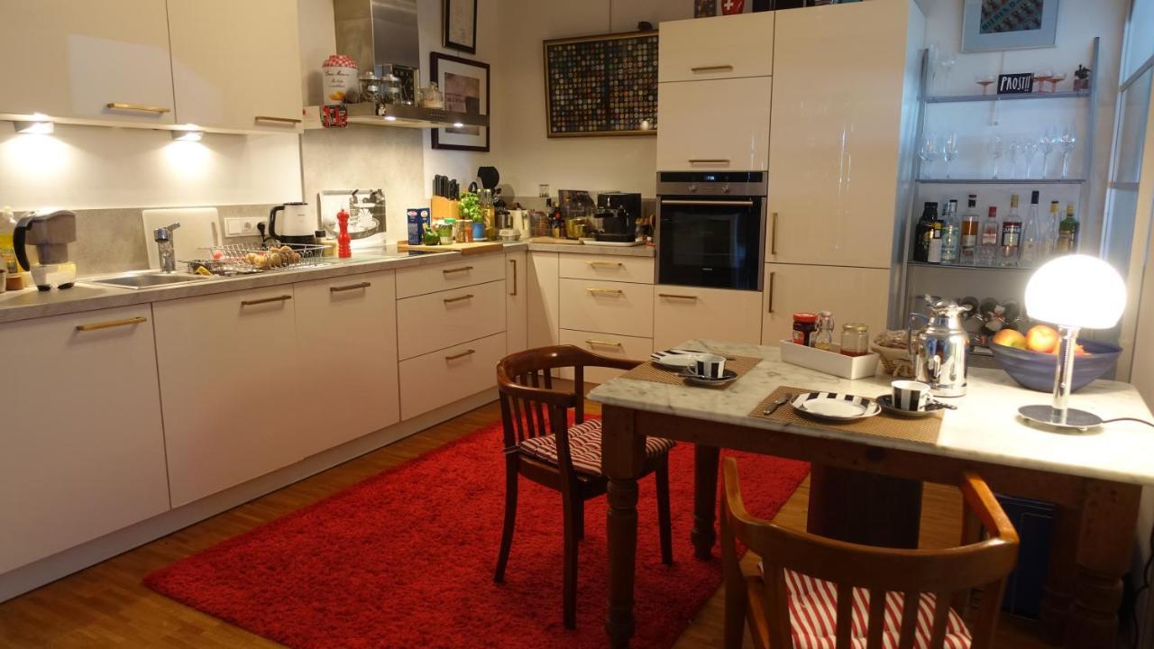 Großzügiges Zimmer mit Badezimmer in Rheinwohnung Colonia Exterior foto